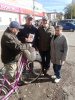 В Международный день пожилых людей сотрудники нашего Центра подарили открытки жителям поселка